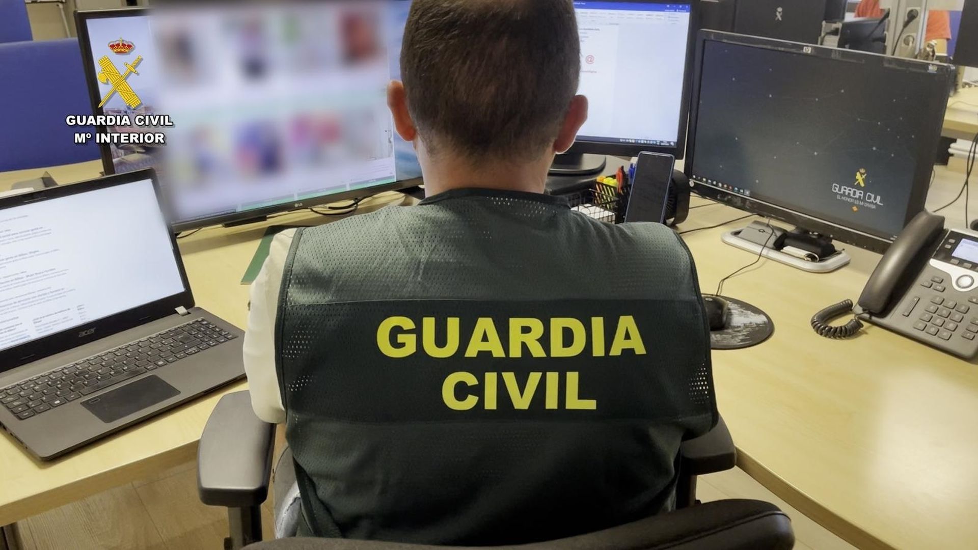 Un agente de la Guardia Civil investiga delitos cibernéticos Un agente de la Guardia Civil investiga delitos cibernéticos