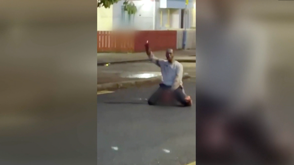 Un hombre intenta decapitar a otro y varios vecinos logran frenar el ataque en Irlanda del Norte