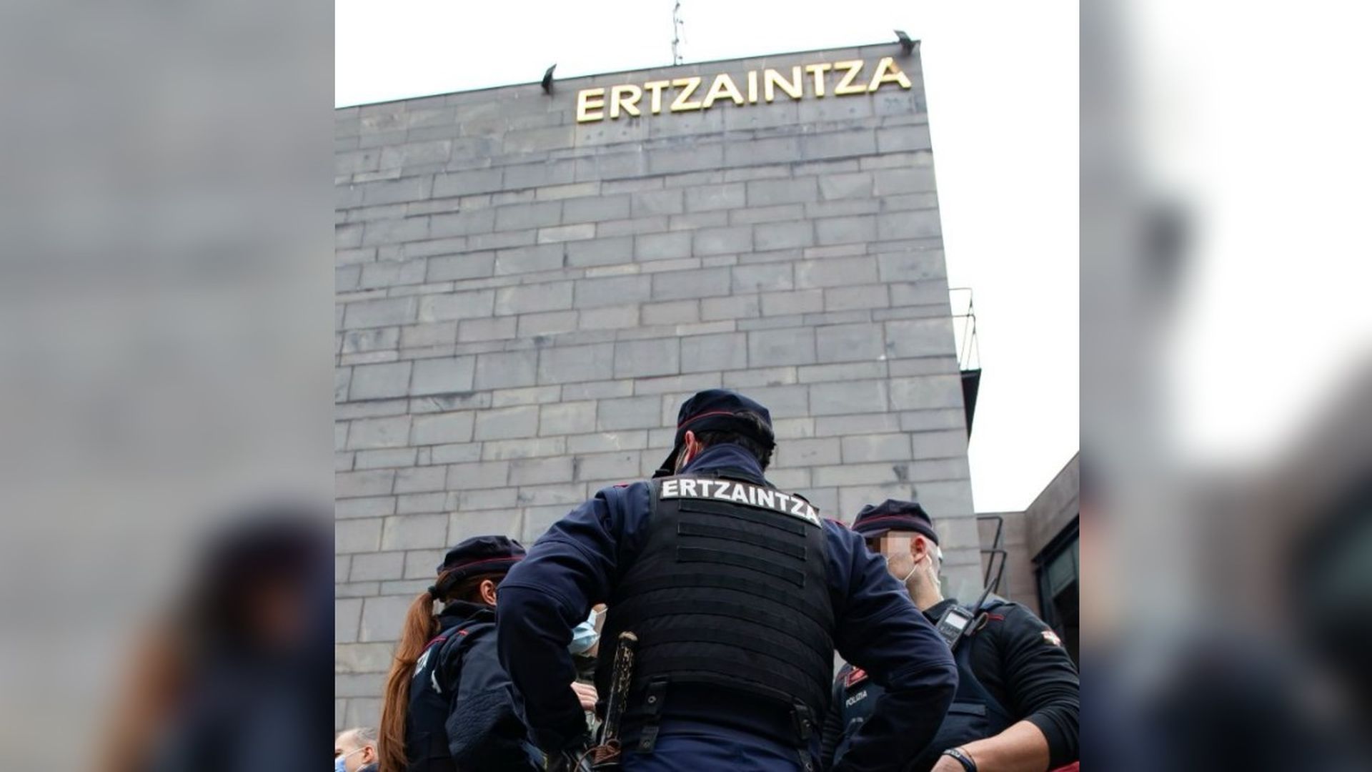 Varios agentes de la Ertzaintza, ante una comisaría Varios agentes de la Ertzaintza, ante una comisaría