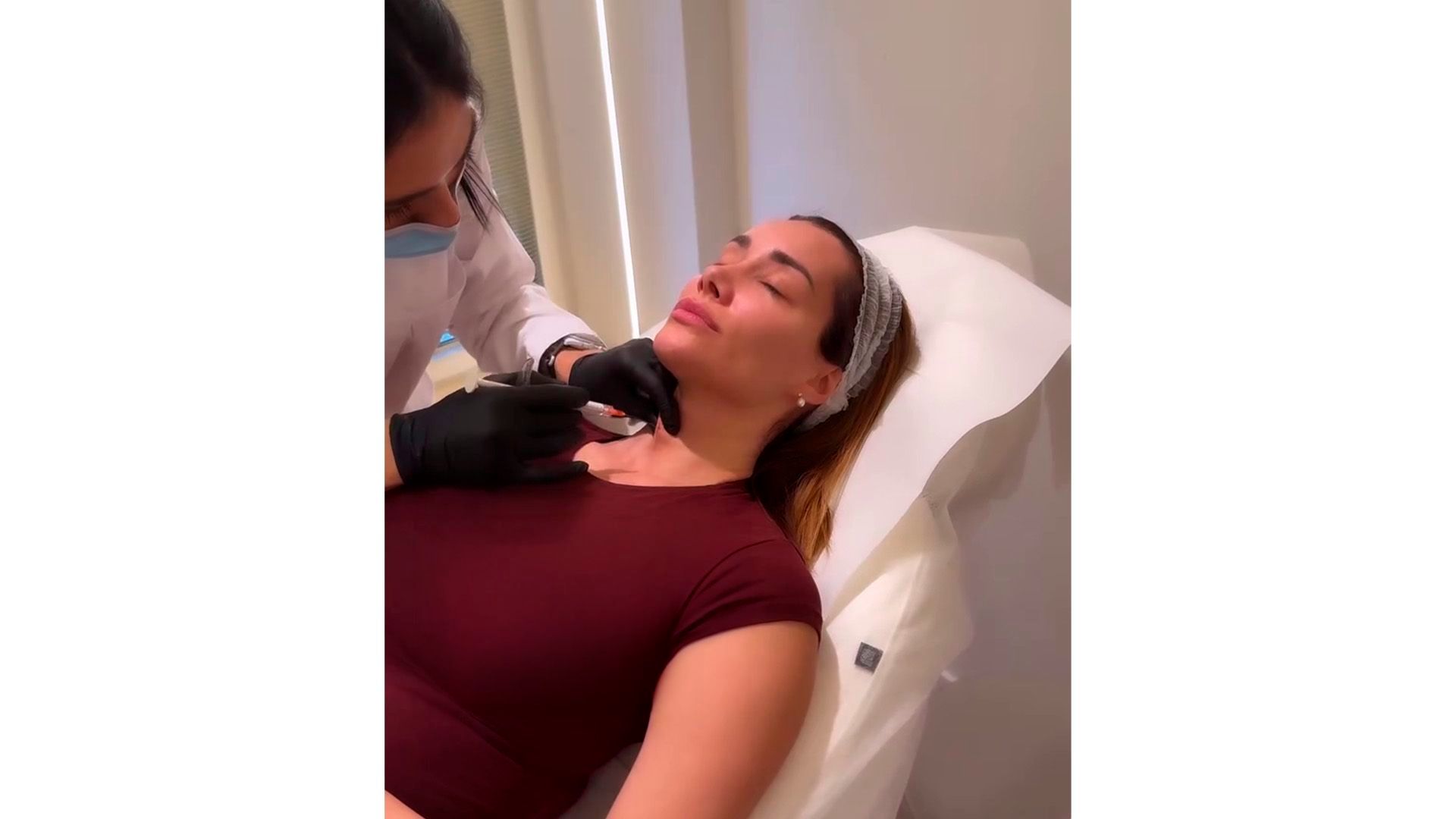Adara realizándose el tratamiento