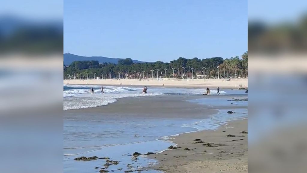 Agónico rescate en la playa de Samil a un bañista en apuros y dos más que acudieron a ayudarle