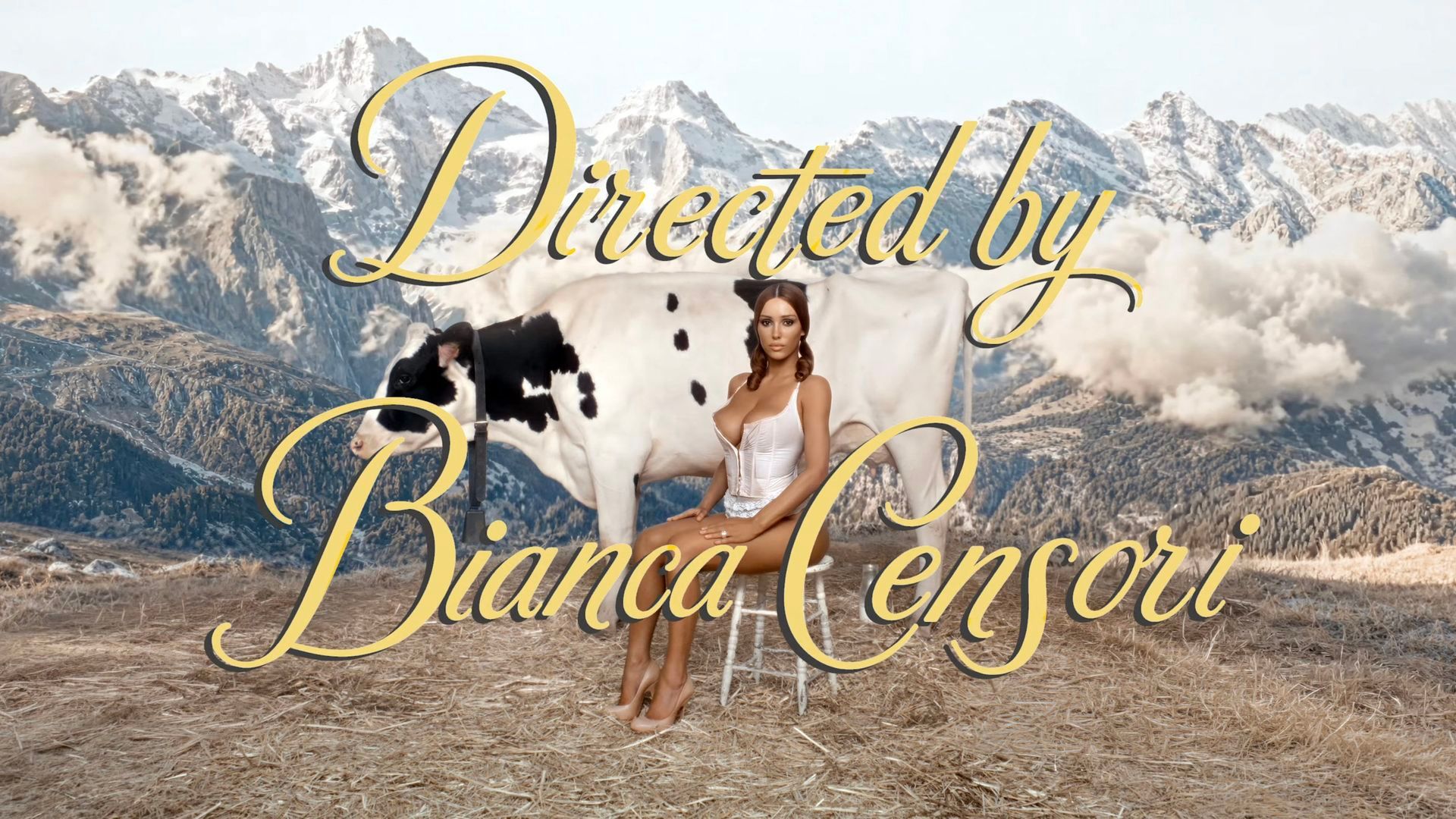 Bianca Censori, ordeñando una vaca en el videoclip de 'GEMINI SEASON', lo nuevo de Kanye West