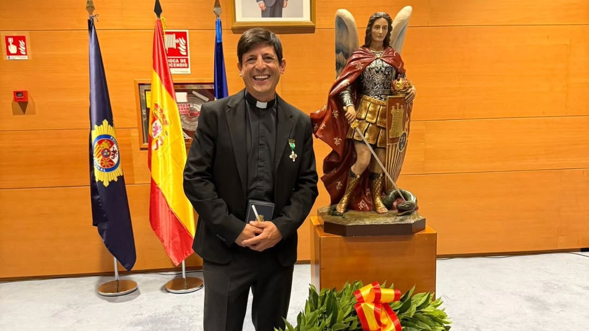 Darwin Rivas fue condecorado con la Cruz Blanca de la Policía Nacional.