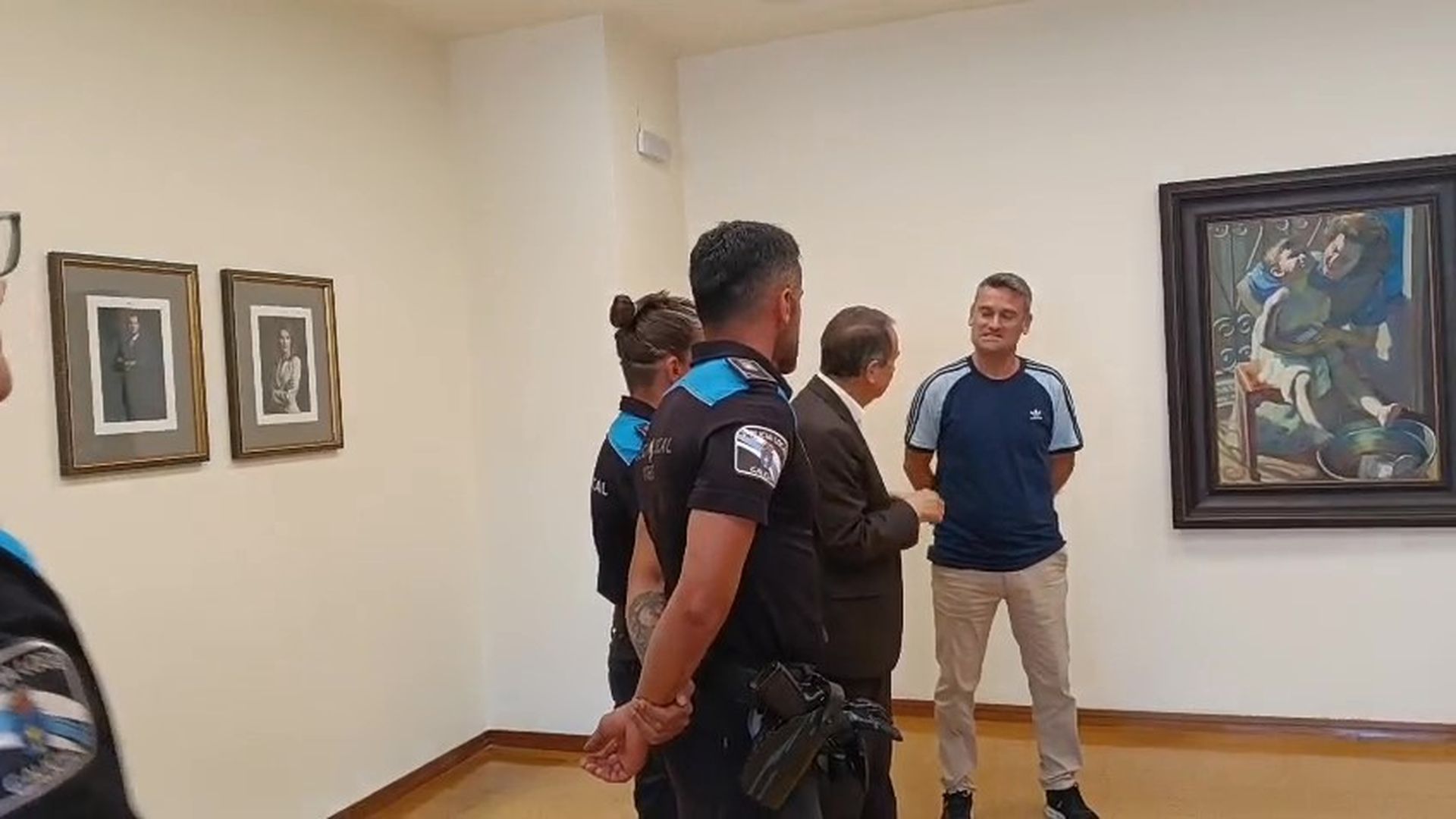 El alcalde de Vigo, Abel Caballero, recibe a los policías que auxiliaron a varios bañistas en la playa de Samil