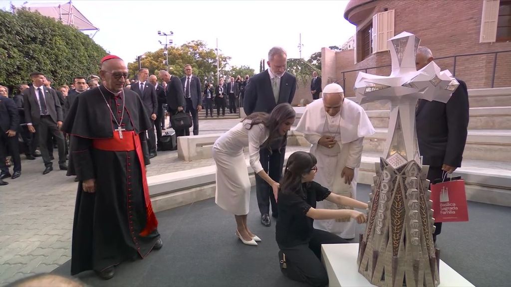 El cariñoso gesto de la reina Letizia y el regalo del papa León XIV con Valentina