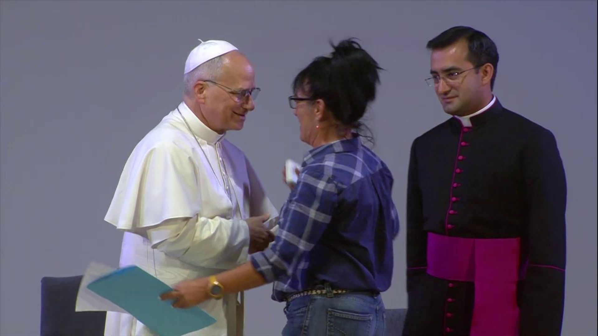 El papa León XIV abrazando a Montse, una presa de la cárcel de Brians El papa León XIV abrazando a Montse, una presa de la cárcel de Brians