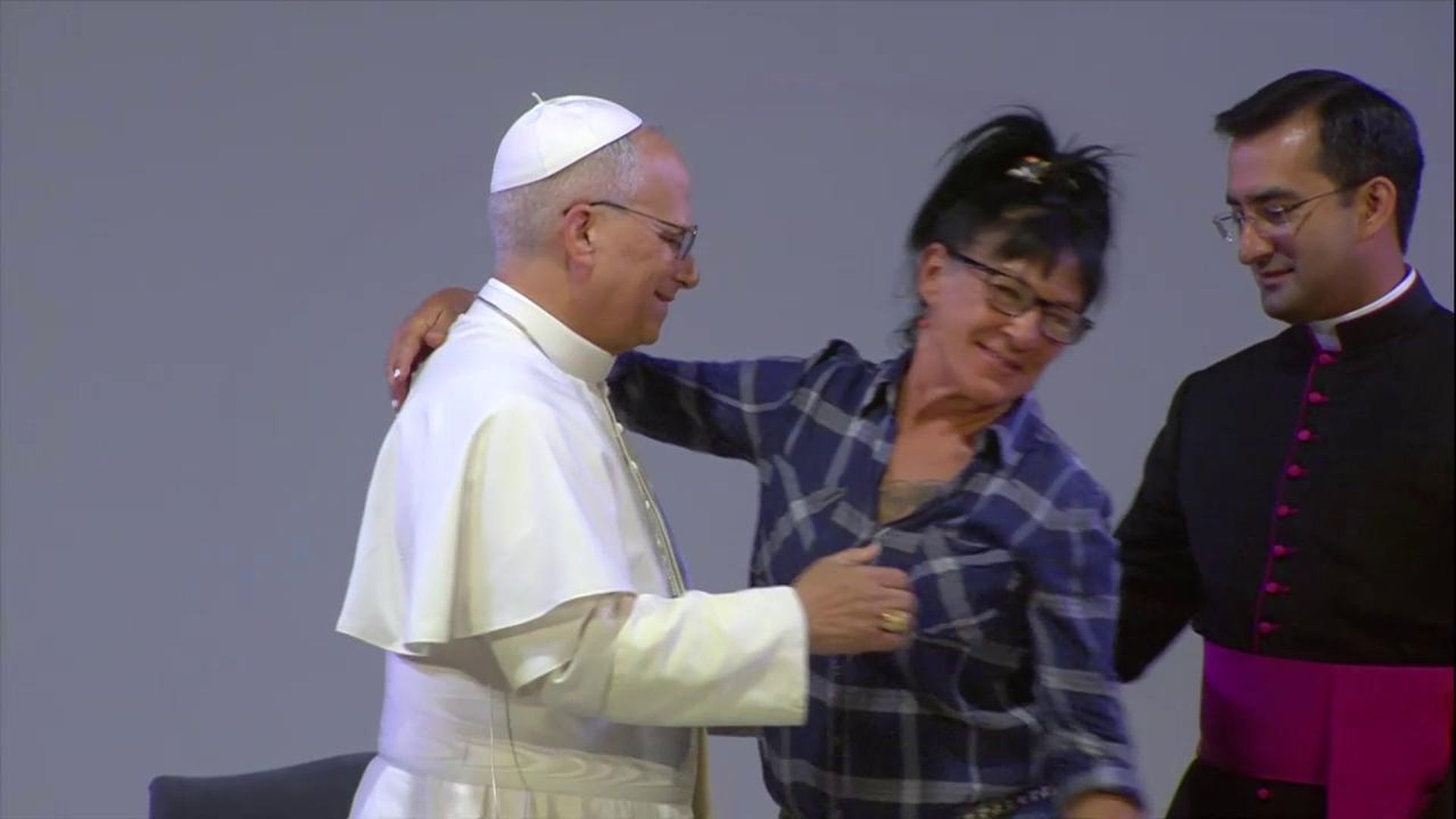El papa León XIV abrazando a Montse, una presa de la cárcel de Brians