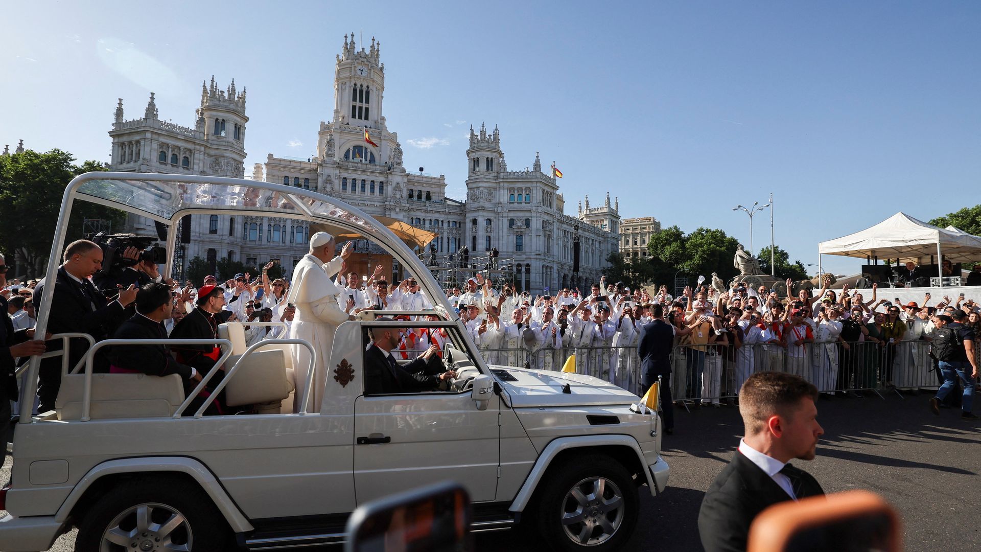 El papa recorriendo las calles con el papamóvil_REUTERS