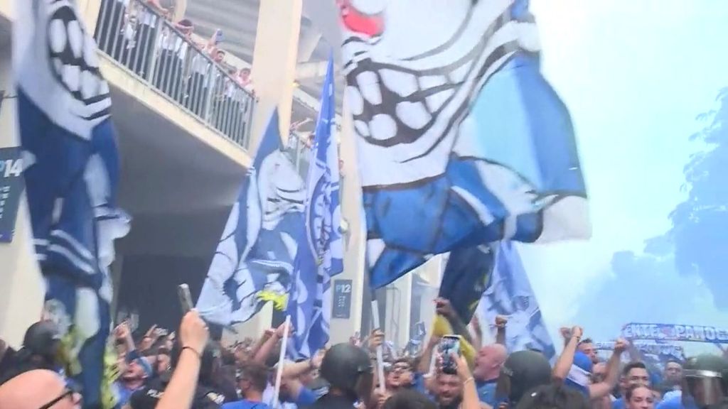 Locura máxima en la afición del Málaga para el ascenso: hasta el bus del equipo desaparece entre las bengalas