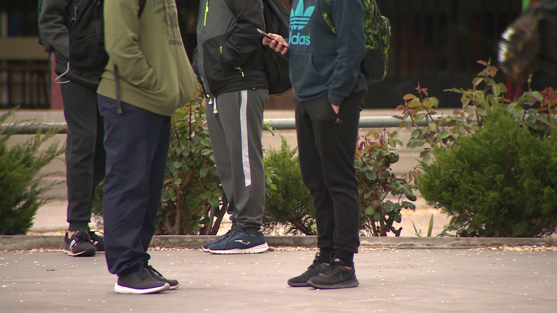 Estudiantes en las inmediaciones de un centro de Educación Secundaria de Jaén Estudiantes en las inmediaciones de un centro de Educación Secundaria de Jaén