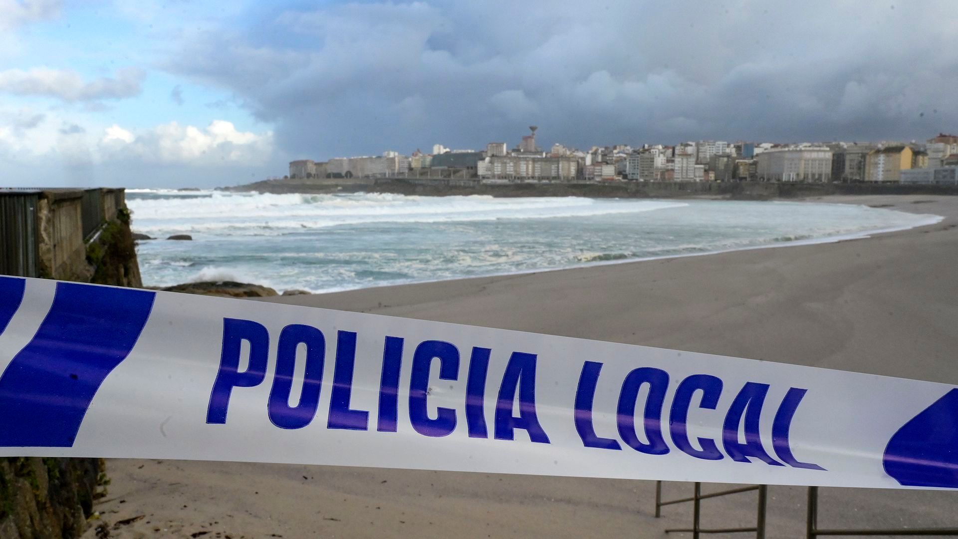 EuropaPress_5778791_cordon_policia_local_corta_acceso_playa_olas_frente_meteorologico_23 EuropaPress_5778791_cordon_policia_local_corta_acceso_playa_olas_frente_meteorologico_23