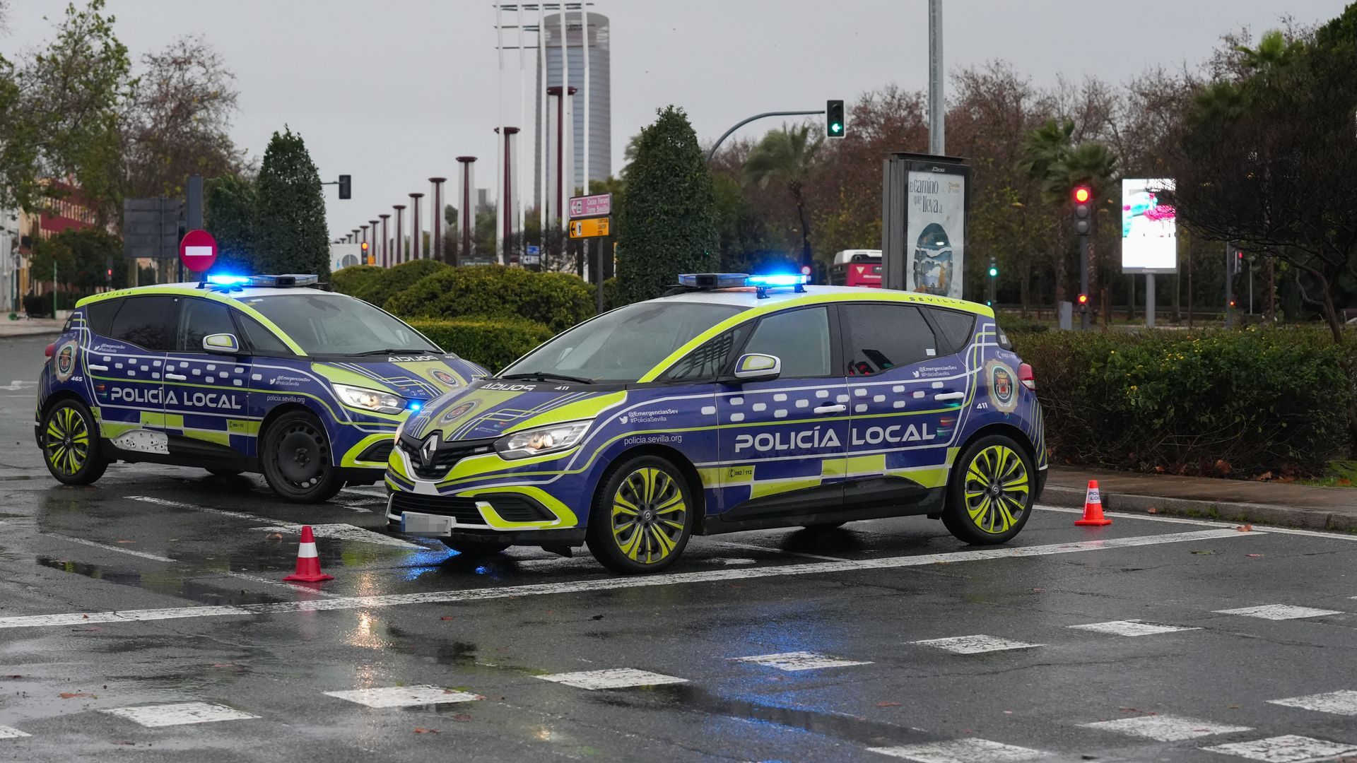 EuropaPress_7249474_agentes_policia_local_sevilla_intentan_ordenar_caos_trafico_temporal_lluvia EuropaPress_7249474_agentes_policia_local_sevilla_intentan_ordenar_caos_trafico_temporal_lluvia