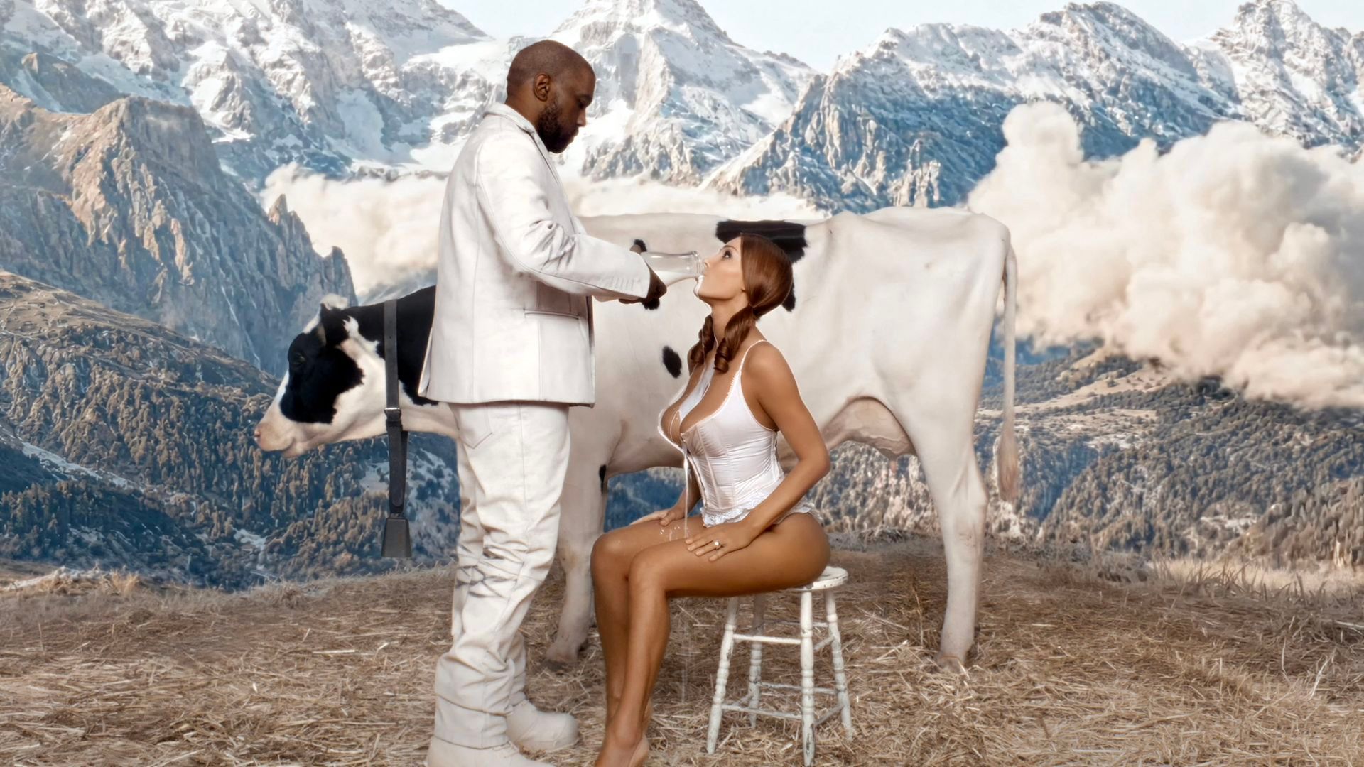 Kanye West da de beber a Bianca Censori una botella de leche en el videoclip de 'GEMINI SEASON'