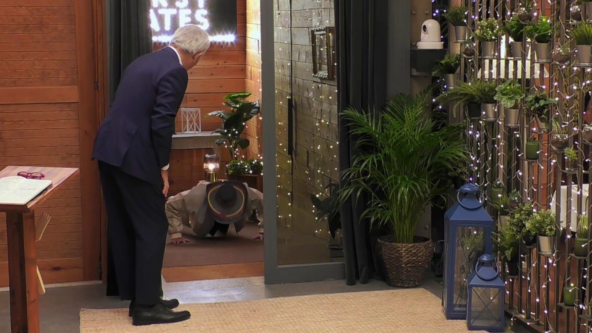 La entrada triunfal de Mario al restaurante de ‘First Dates’ haciendo flexiones