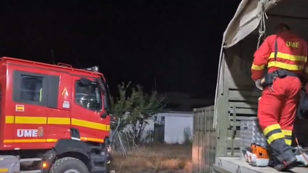 La UME lucha contra las fuertes rachas de viento que han reavivado el fuego en el incendio de Los Turbios, Huelva