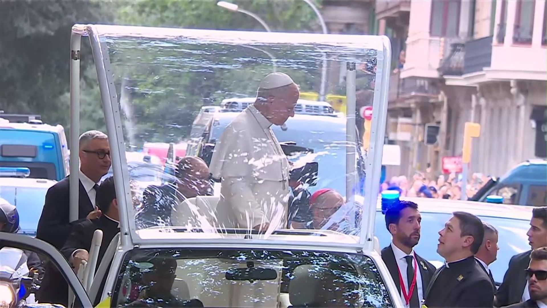 León XIV en el papamóvil