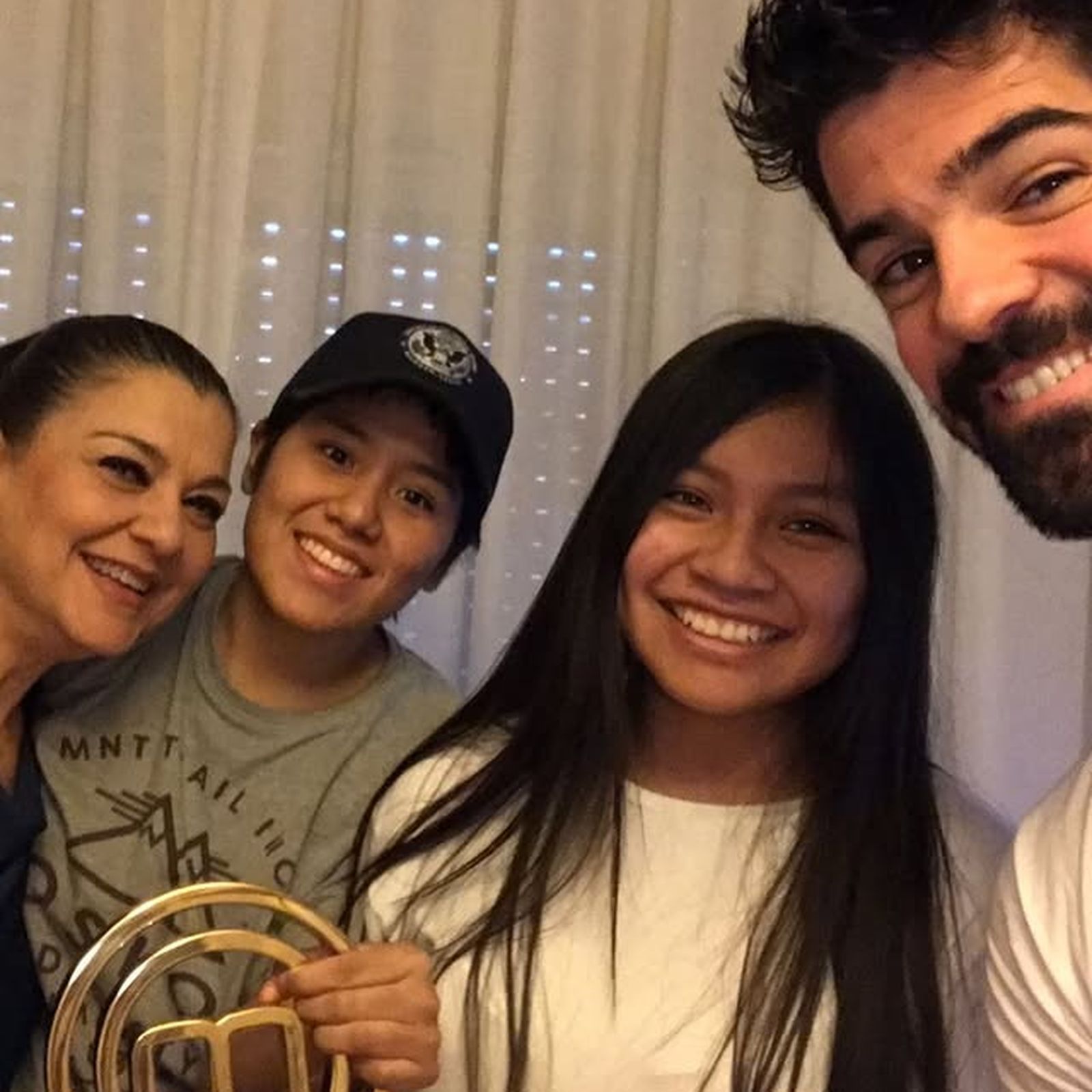 Los dos hermanos de Miguel Ángel Muñoz, Nabila y Gabi, junto al actor y su madre, Cristina Blanco