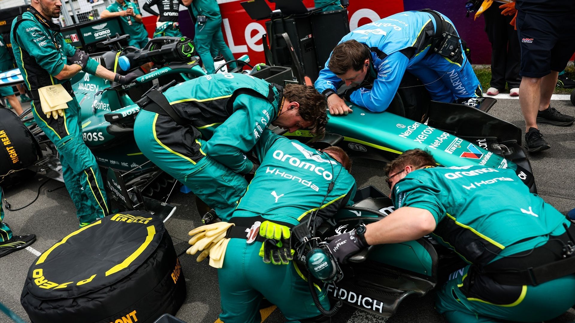 Los mecánicos de Aston Martin trabajando en el coche de Fernando Alonso