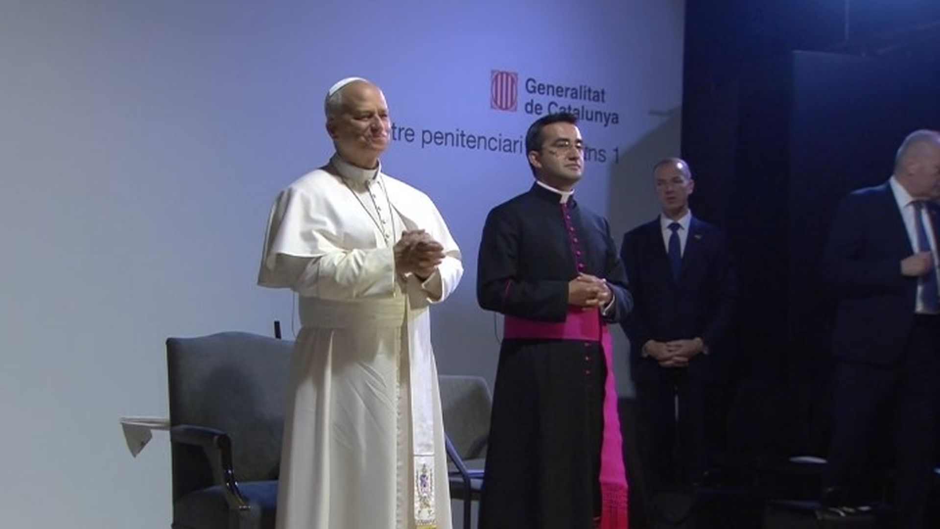 Los reclusos de la cárcel de Brians reciben al papa cantando 'Ayúdame a caminar'