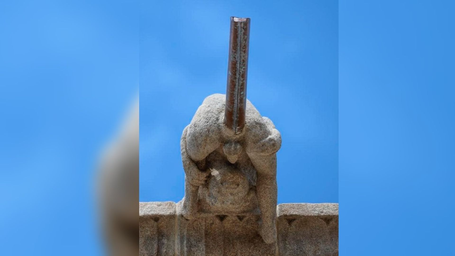 Los tubos colocados en las bocas de las gárgolas han generado gran polémica Los tubos colocados en las bocas de las gárgolas han generado gran polémica
