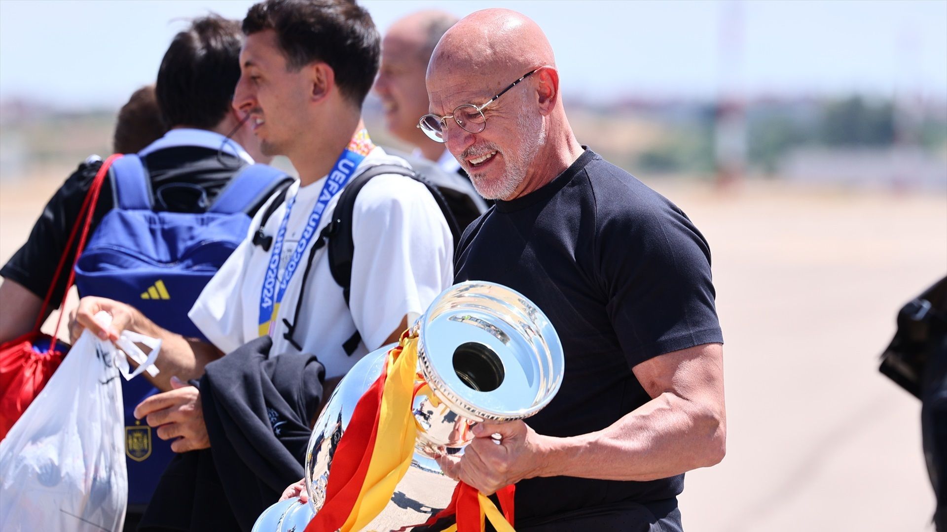 Luis de la Fuente con el trofeo de la Eurocopa 2024