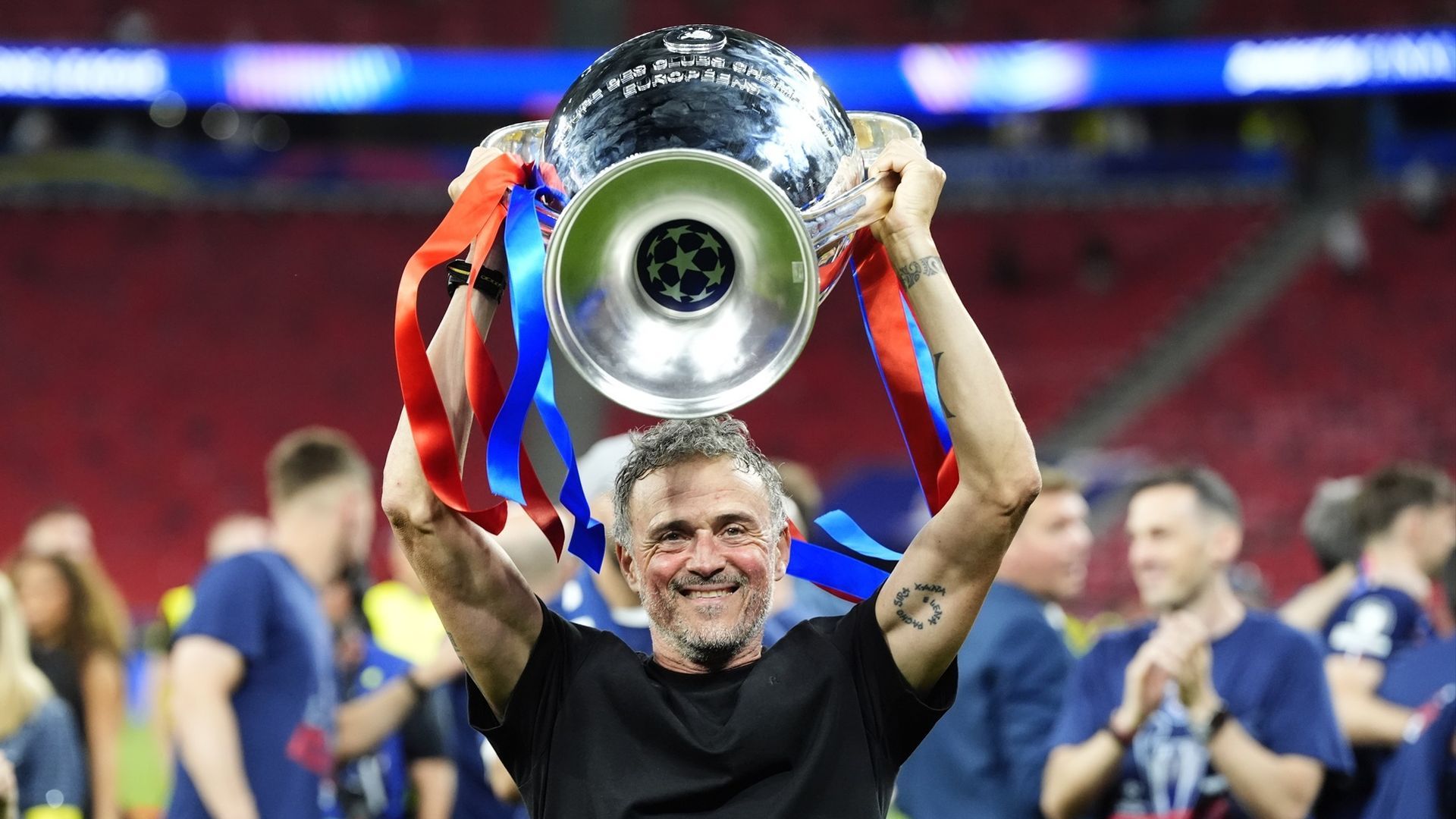 Luis Enrique levantando la Champions League esta temporada