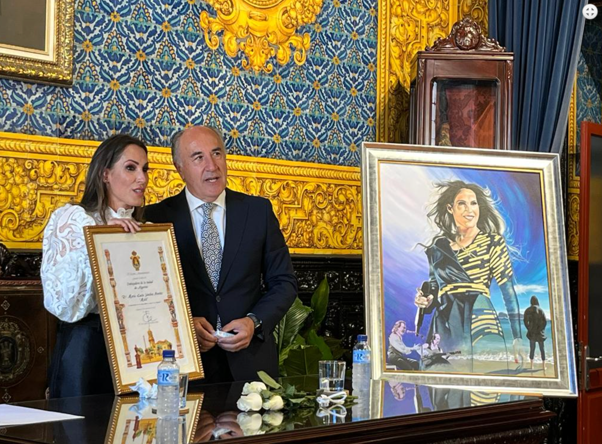 Malú en 2022 con Landaluce, el día que recibió el título de Embajadora de Algeciras