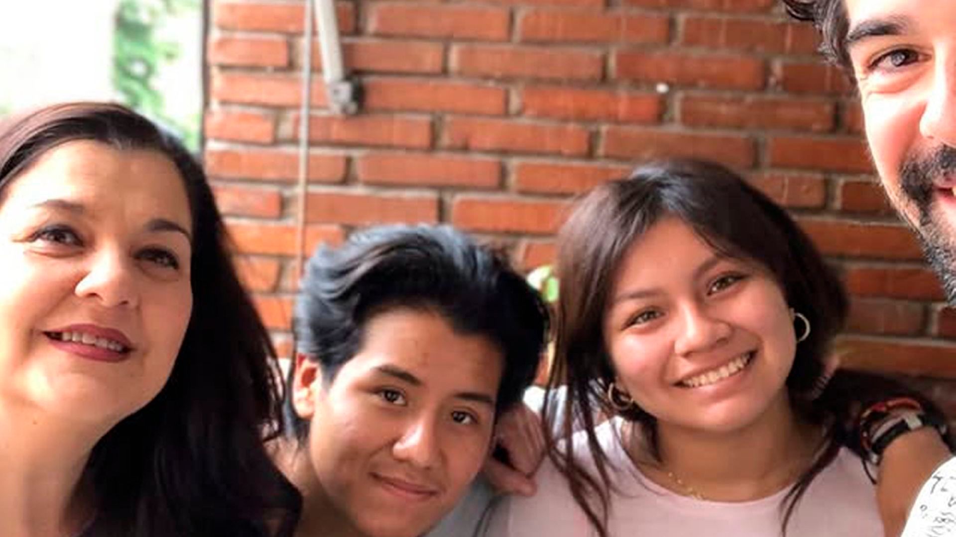 Miguel Ángel Muñoz, sus hermanos Nabila y Gabi, y su madre, Cristina Blanco