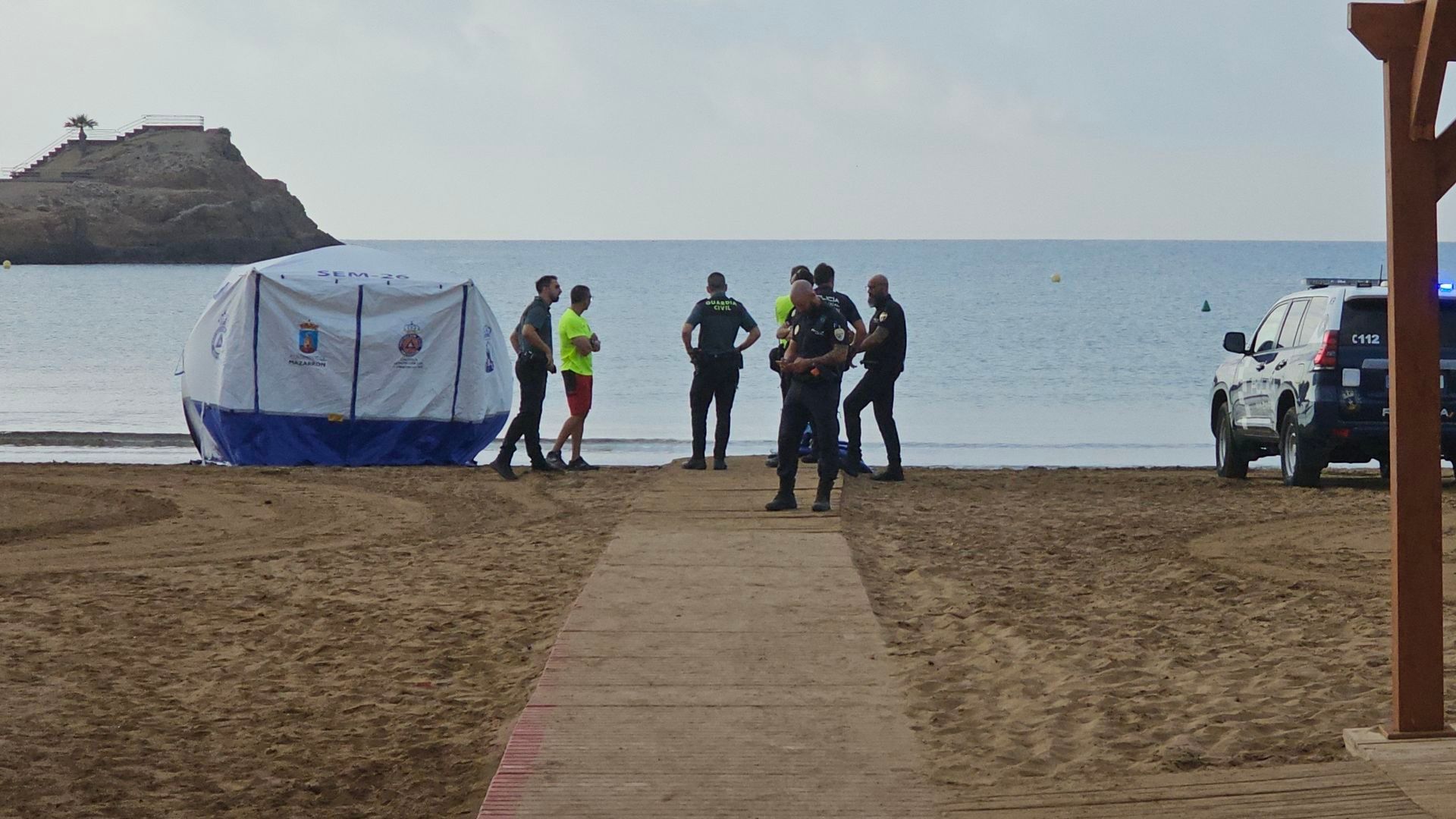 Muere un bañista de 25 años tras golpearse contra las rocas en una playa de Mazarrón, Murcia Muere un bañista de 25 años tras golpearse contra las rocas en una playa de Mazarrón, Murcia