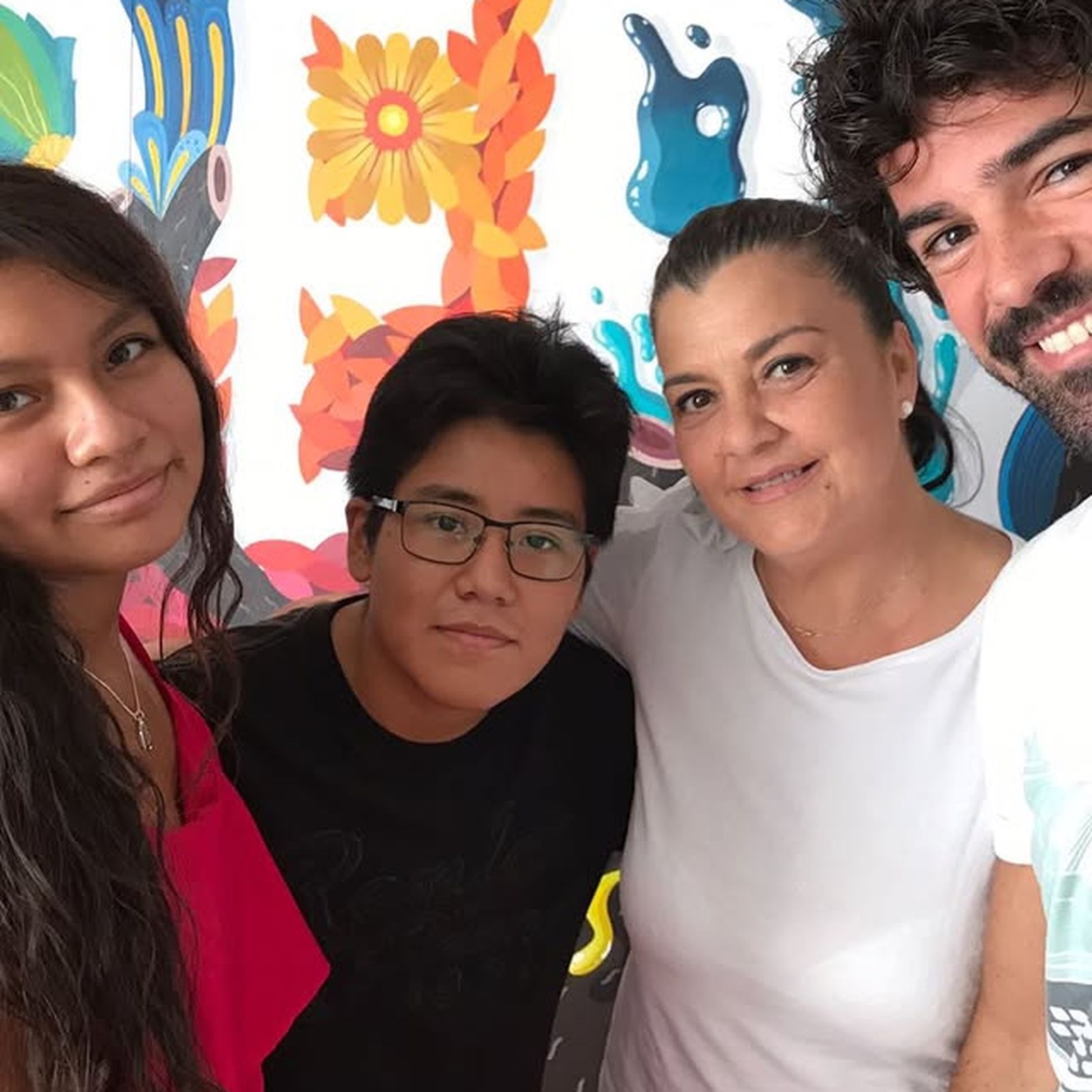 Nabila y sus dos hermanos, junto a su madre, Cristina Blanco