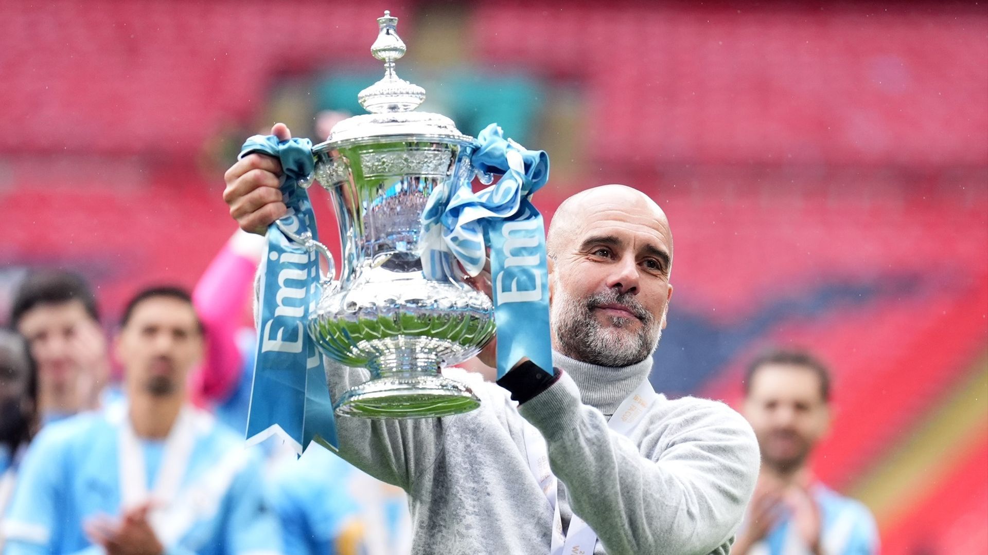 Pep Guardiola levantando la FA Cup esta temporada