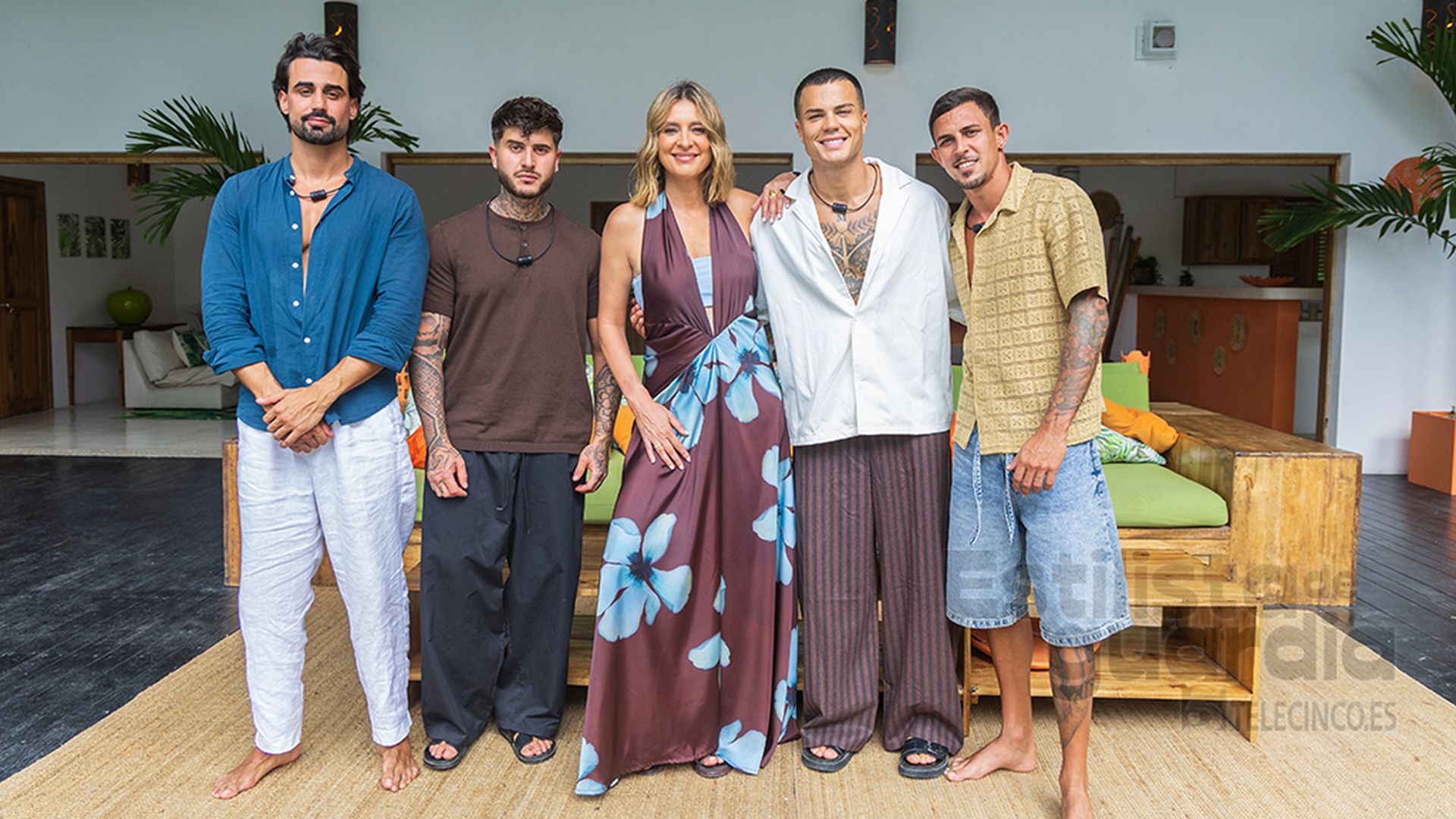 Sandra Barneda junto a los chicos de 'La isla de las tentaciones 10'