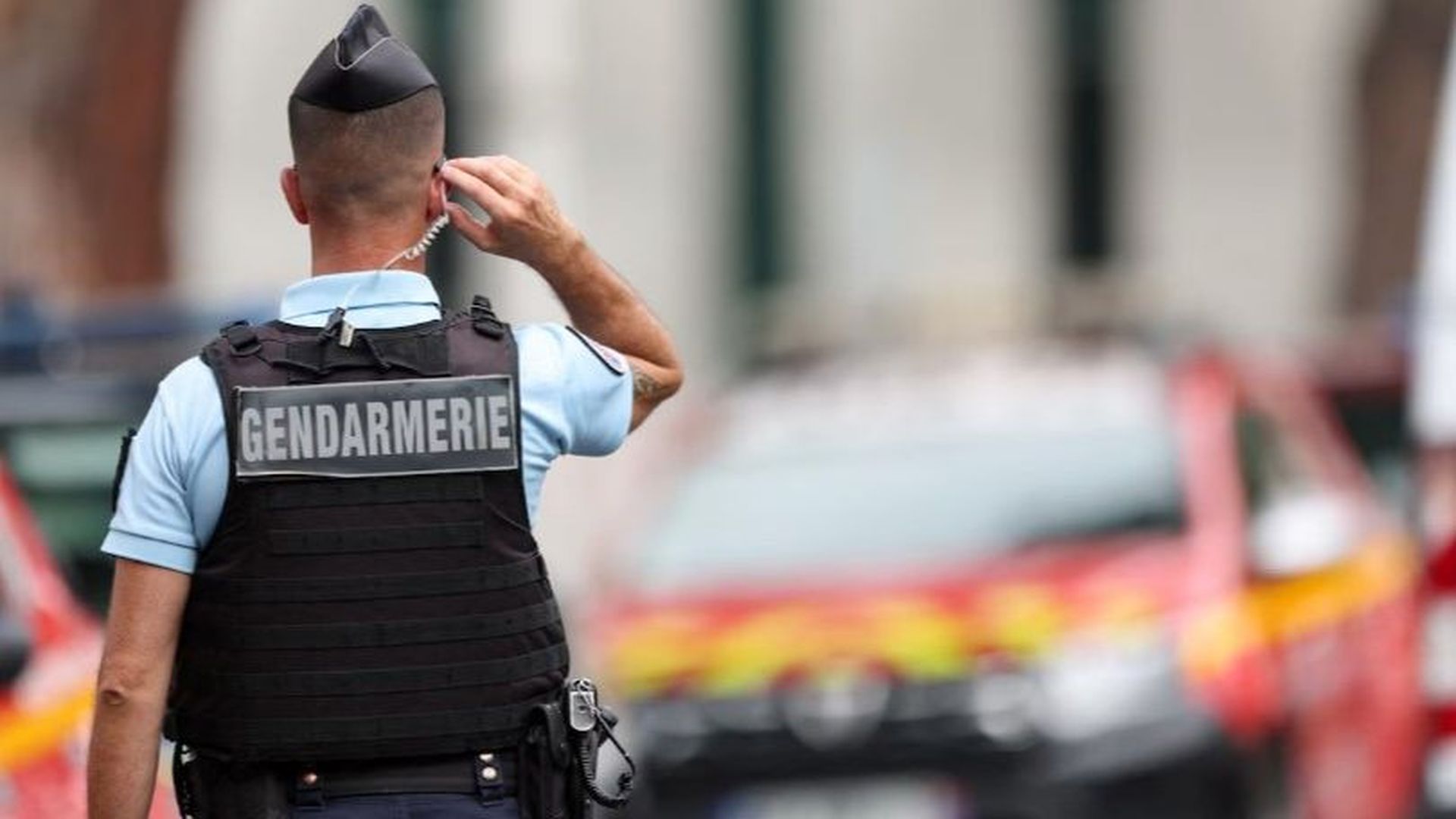 Un agente de la Gendarmería francesa Un agente de la Gendarmería francesa