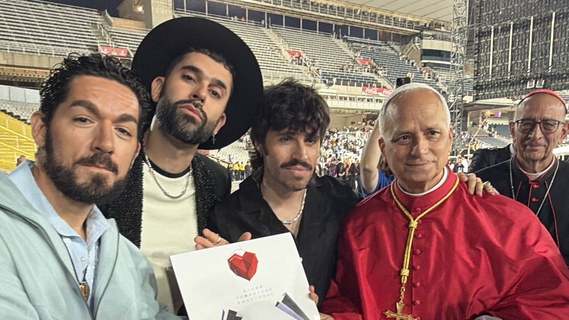 Un miembro de la banda de Siloé rompe a llorar en su encuentro con el papa León XIV: le regalan un disco y un sombrero Un miembro de la banda de Siloé rompe a llorar en su encuentro con el papa León XIV: le regalan un disco y un sombrero