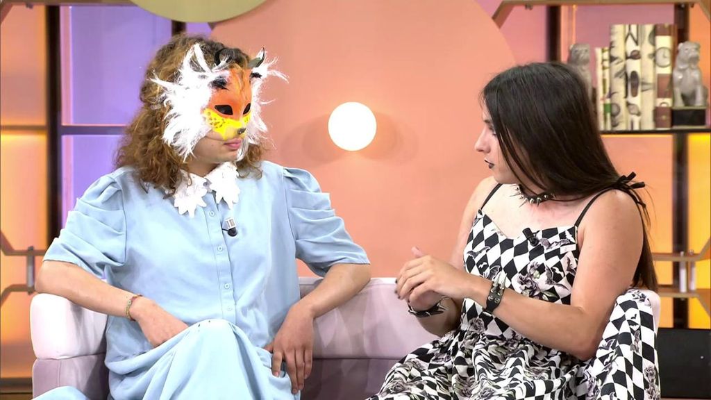 Sasha, que se identifica como 'therian', le reprocha a su amiga que "no le respete": "No soy un perro, soy un lince"