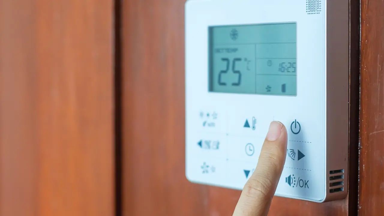 Ajustando la temperatura del aire acondicionado