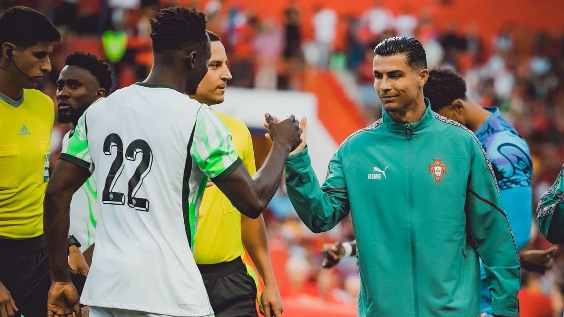Akor Adams saluda a Cristiano Ronaldo Akor Adams saluda a Cristiano Ronaldo