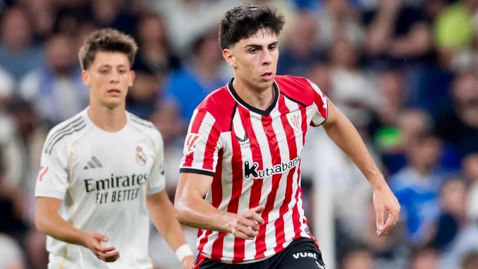 Alex Rego la conduce ante el Real Madrid en el Santiago Bernabéu