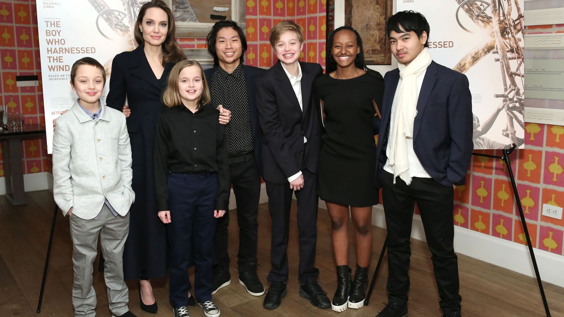 Angelina Jolie (en la imagen, con sus seis hijos en 2019), ha contado con el apoyo público de varios de ellos tras su divorcio
