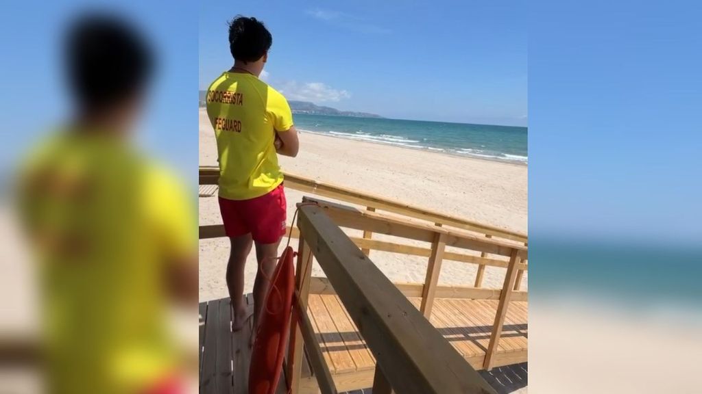 Benicasim, en Castellón, estrena 16 torretas solares de socorrismo al estilo californiano en sus playas