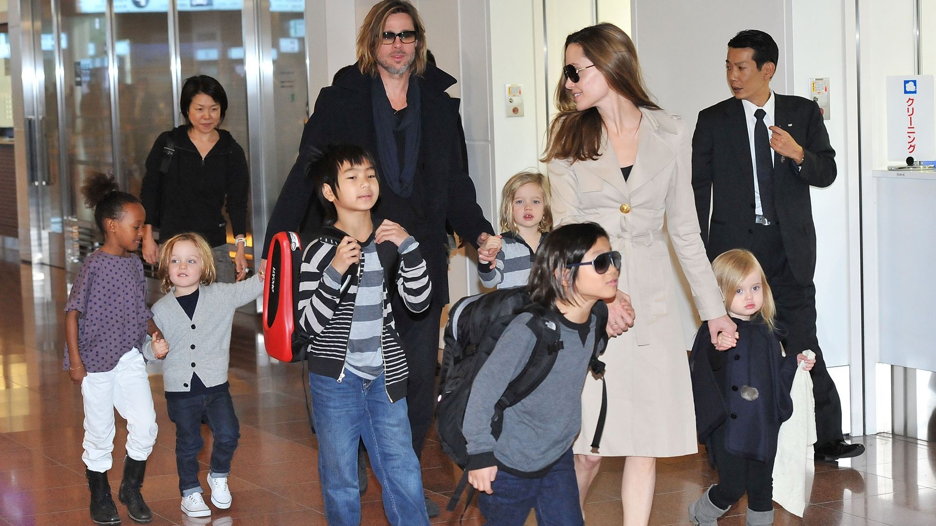 Brad Pitt mantiene un conflicto con varios de sus hijos con Angelina Jolie (en la imagen, la familia en 2011)