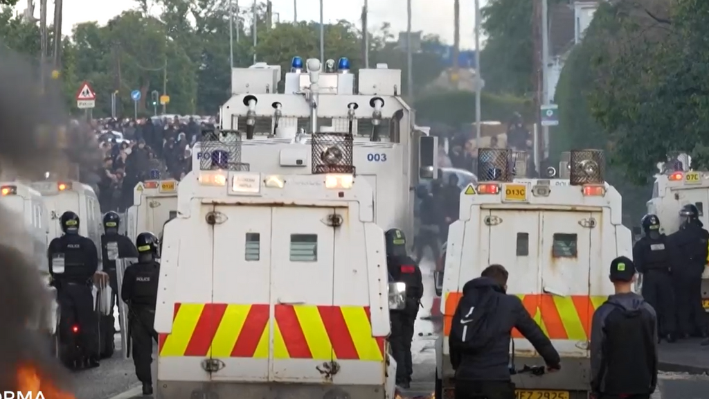 Segunda noche de enfrentamientos en Belfast: el apuñalamiento de un hombre enciende otra noche de disturbios