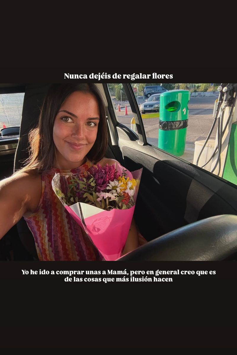 Carlota Uribarri, hija de Susana Uribarri, llevando flores a su madre en el hospital