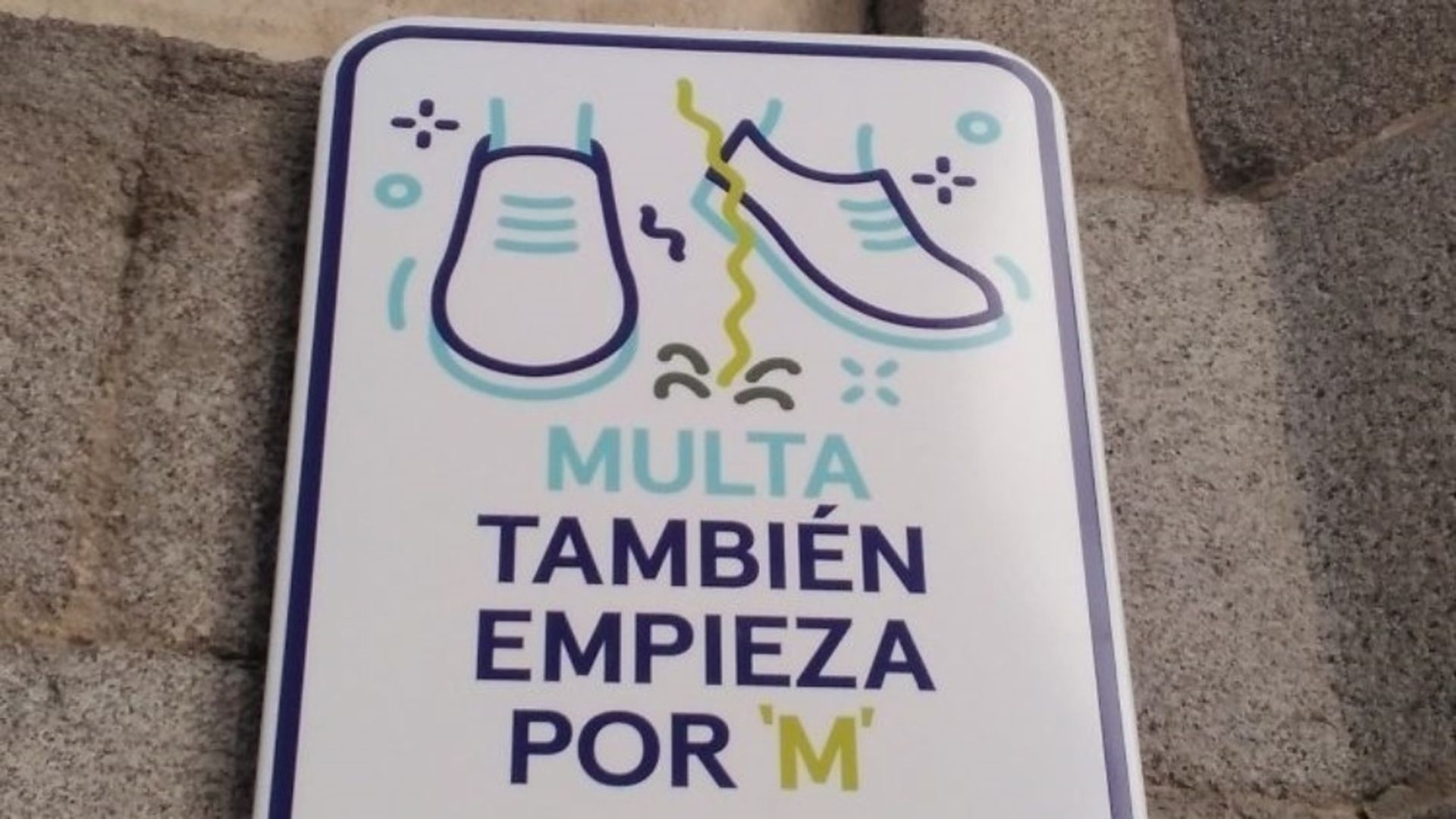 Cartel disuasorio en la ciudad de Madrid