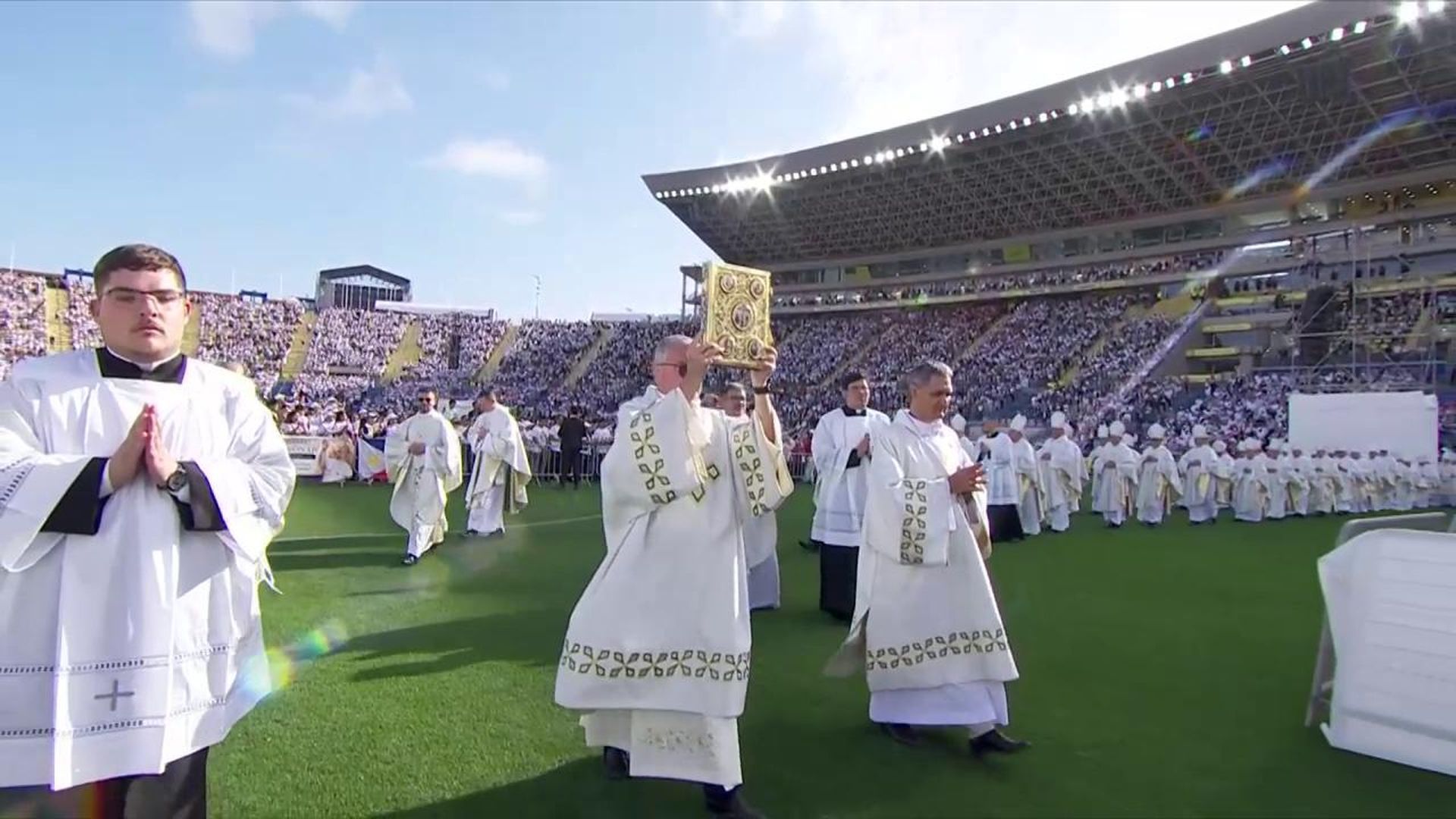 Comienza la misa en el Estadio de Gran Canaria