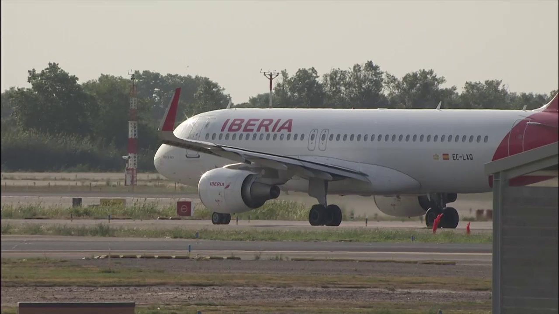 Despega el avión que traslada al papa León XIV hasta Canarias