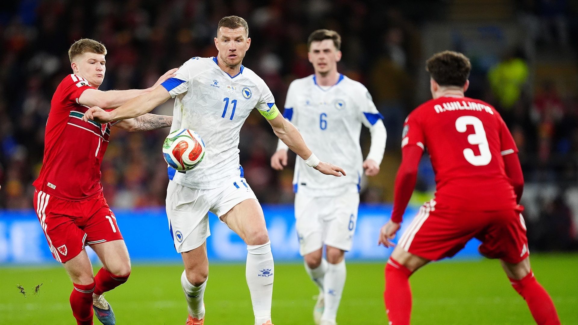 Edin Dzeko durante un partido con Bosnia y Herzegovina