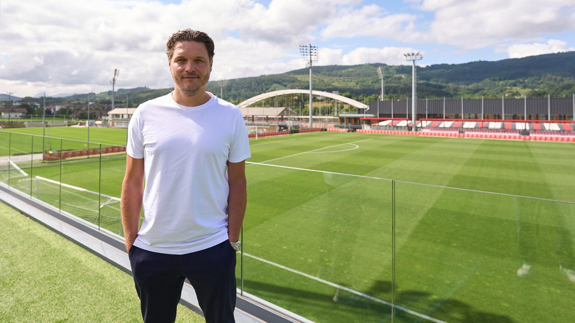 Edin Terzic posa por primera vez en Lezama