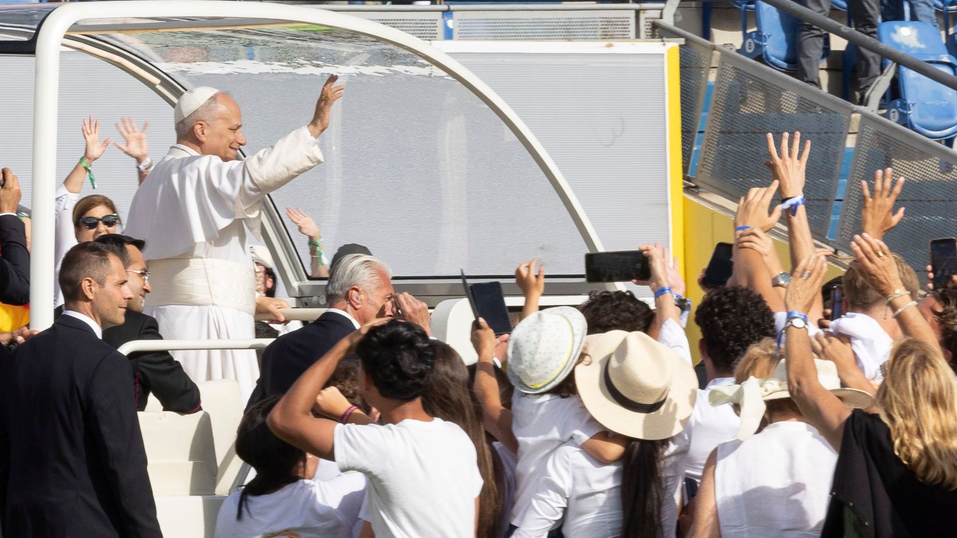 El primer día del papa León XIV en Canarias: el encuentro con migrantes en Arguineguín, la visita a Santa Ana y misa multitudinaria