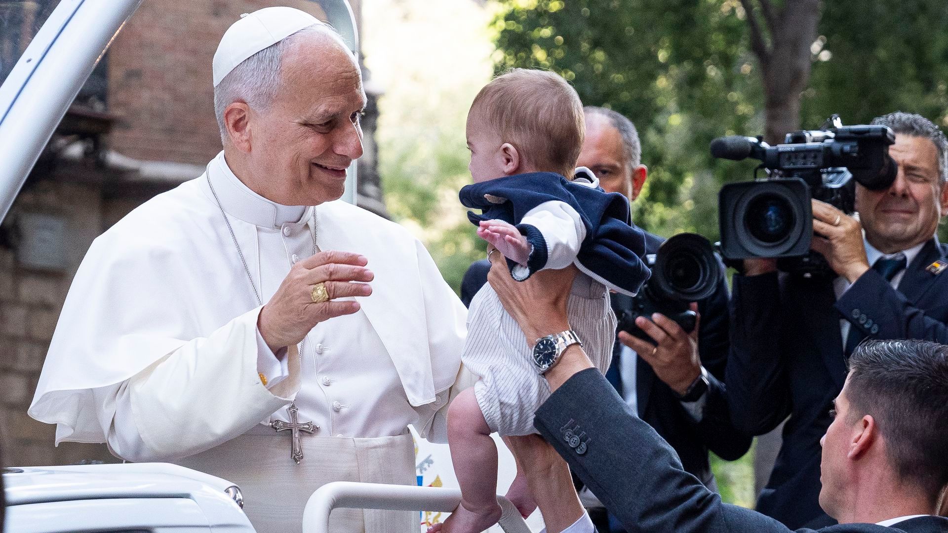 El papa León XIV bendiendo a un niño durante su visita a Barcelona